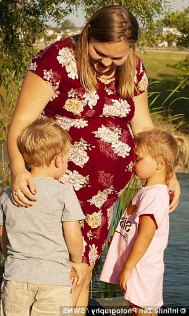 Беременная Келси Хаслер с первенцами. Фото: pressfrom.info