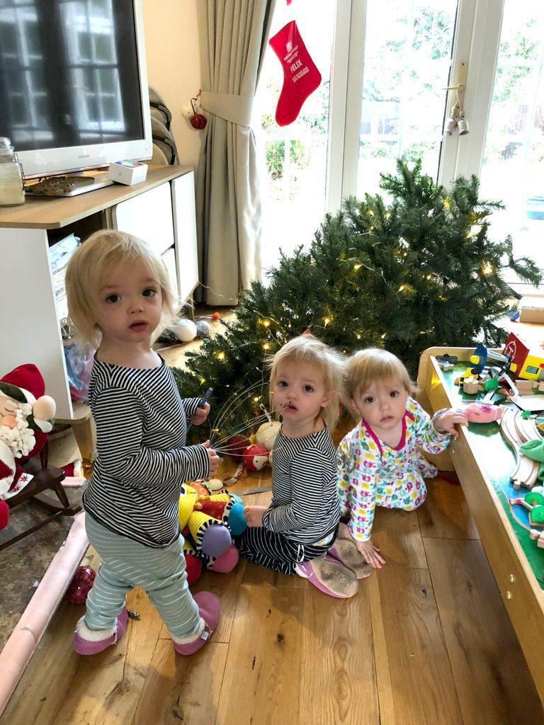Тройняшки уронили ёлку и не верят, что Дед Мороз теперь не придет к ним