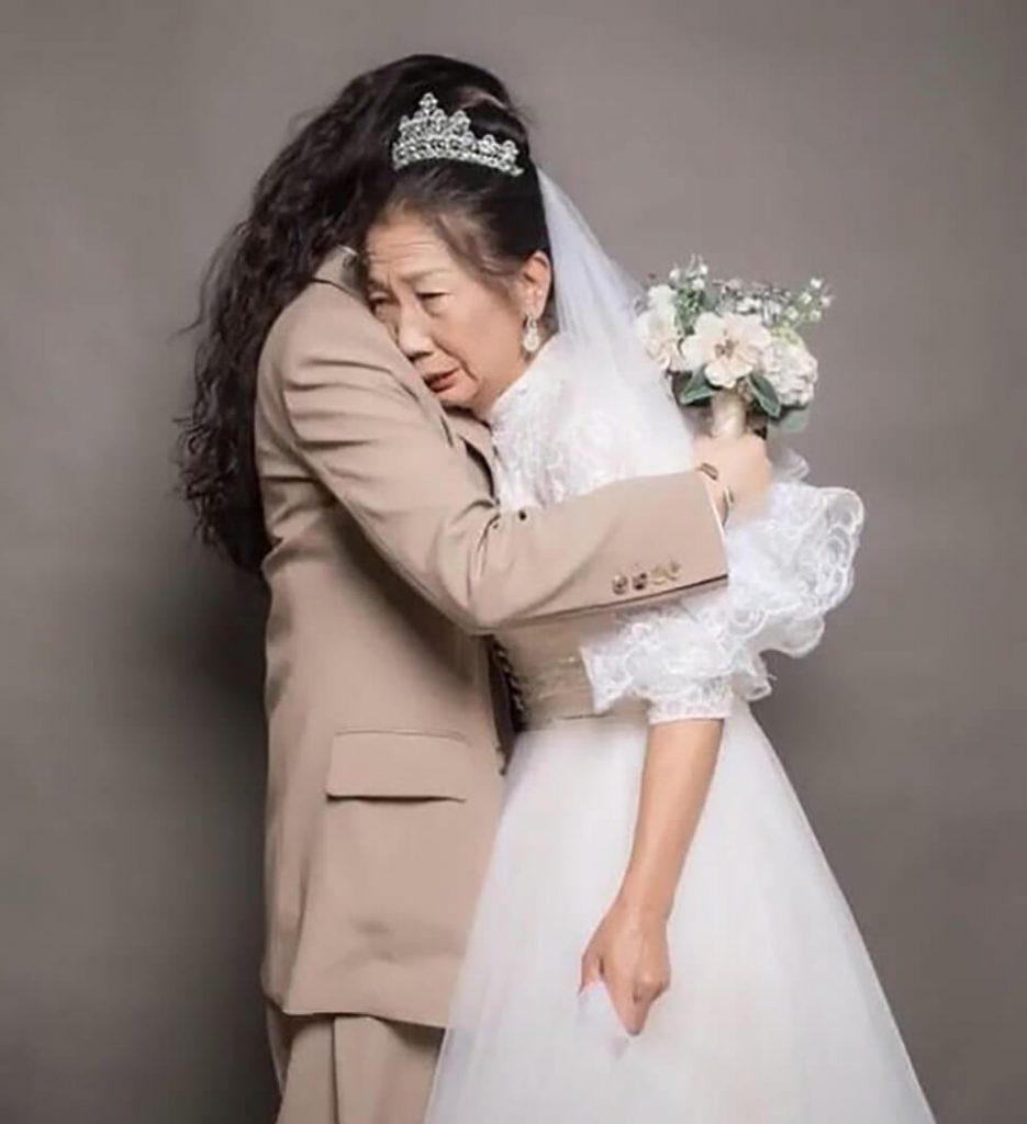 Зачем дочь нарядилась женихом, а свою маму заставила вновь стать невестой?