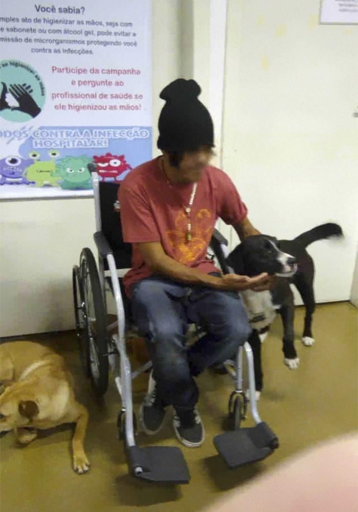 Бездомный попал в больницу, а его «друзья» остались ждать