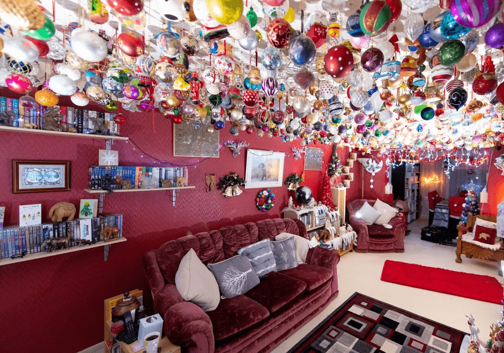 Пенсионерка прикрепила на потолок 2000 новогодних игрушек