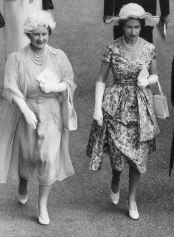 Елизавета II уже 60 лет верна любимой модели сумки