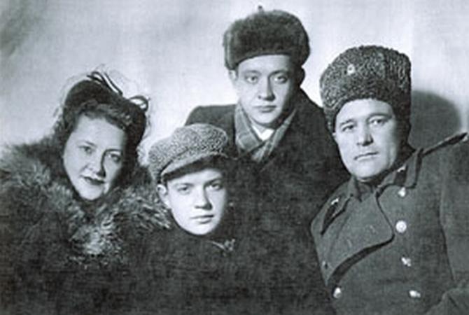Лев Перфилов с семьеё