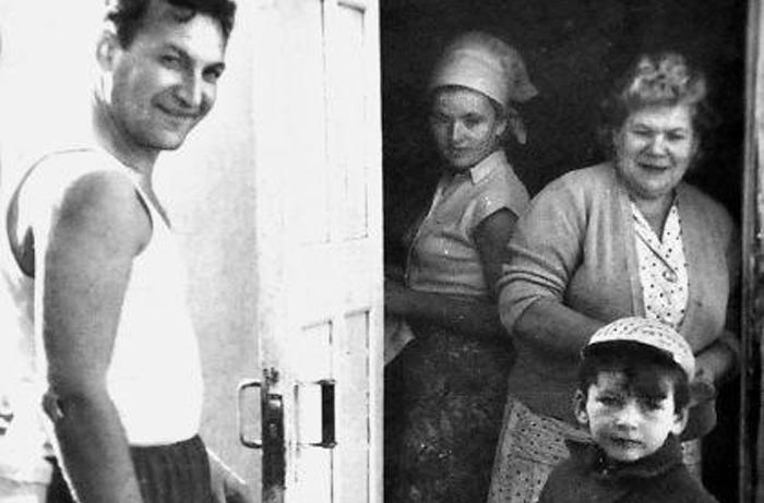 Лев Пооляков с женой, сыном и мамой