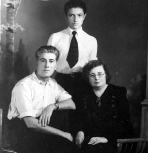 Вадим Бероев в юности с родителями