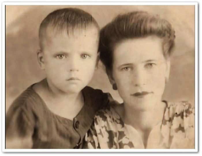 Валерий Приёмыхов в детстве с мамой