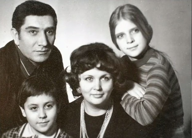 Армен Джигарханян с семьей