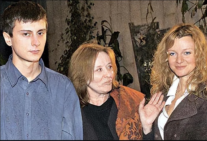Маргарита Терехова с дочкой и сыном