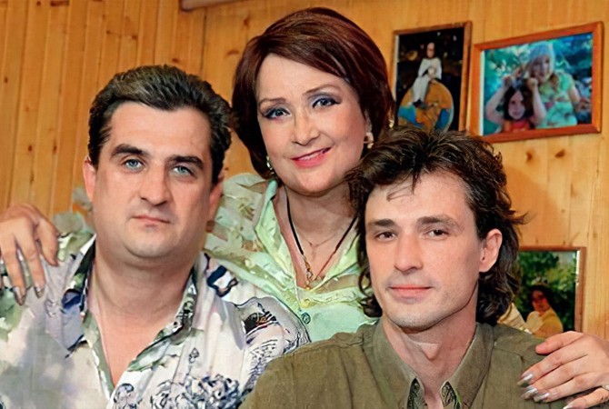 Зинаида Кириенко с сыновьями