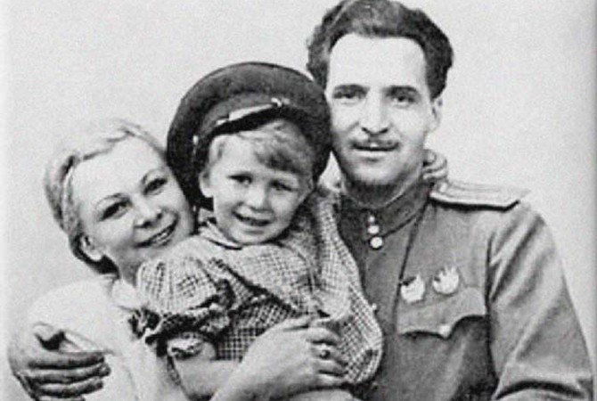 Валентина Серова с Константином Симоновым и дочкой