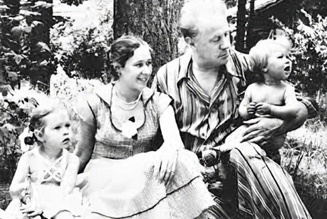 Михаил с женой Майей и дочками