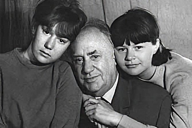 Михаил Жаров с дочками