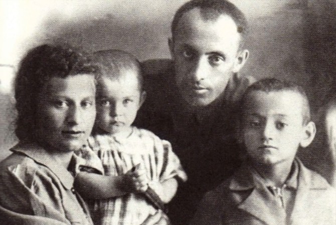 Семён Фарада с родителями и сестрой