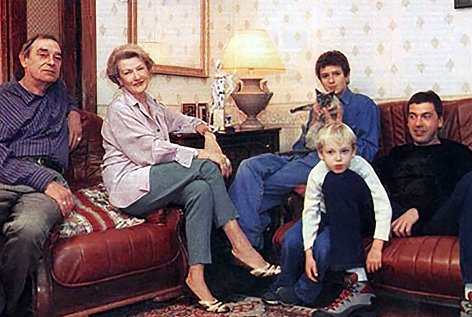 Светлана Дружинина с мужем, сыном и внуками
