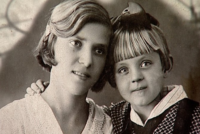 Зинаида Шарко в детстве с мамой