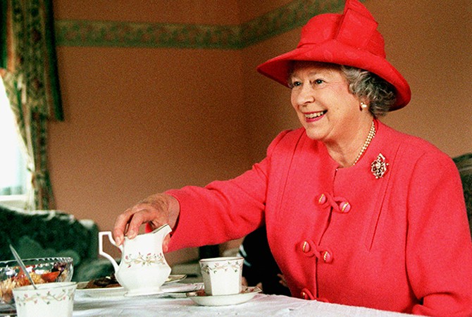Королева Елизавета пьет чай