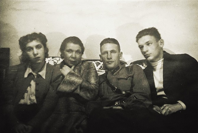 Петр Вельяминов в юности (крайний справа)