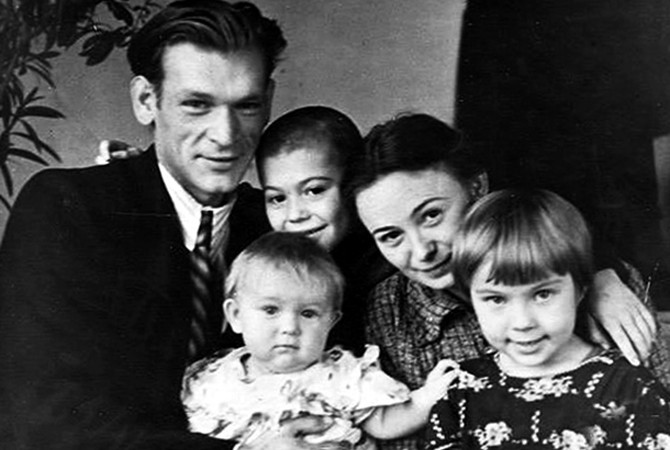 Петр Вельяминов, дочь Катя, Людмила Нюхалова и её дети от первого брака.