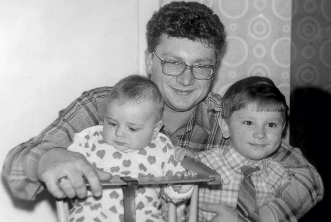 Антон Хабаров с отцом и младшей сестрой