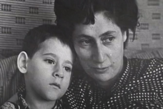 Евгений Дворжецкий в детстве с мамой