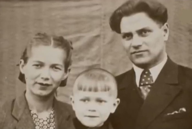 Аристарх Ливанов в детстве с родителями