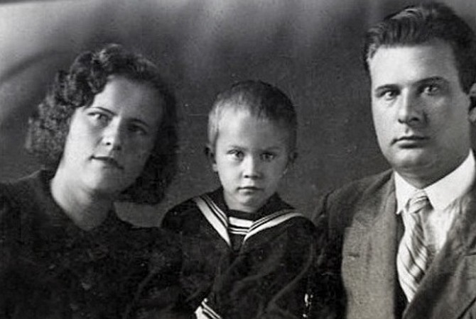 Валентина Талызина в детстве с родителями