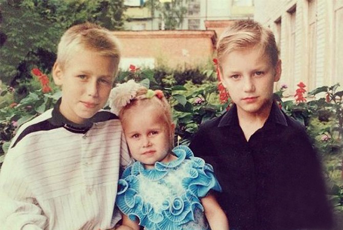 Алексей Воробьев в детстве (справа) с братом и сестрой