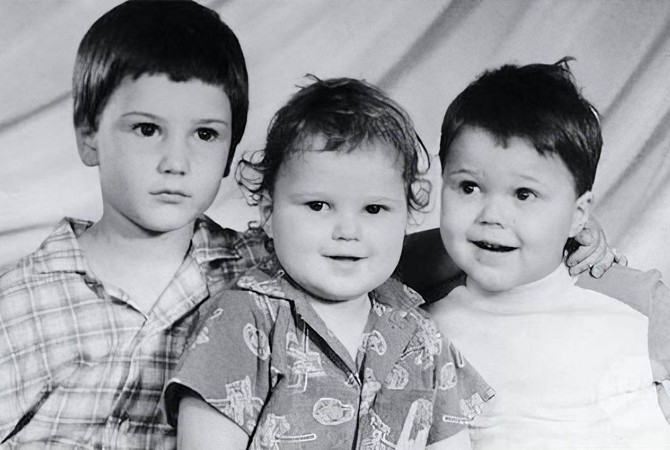 Данила Козловский (справа) в детстве с братьями
