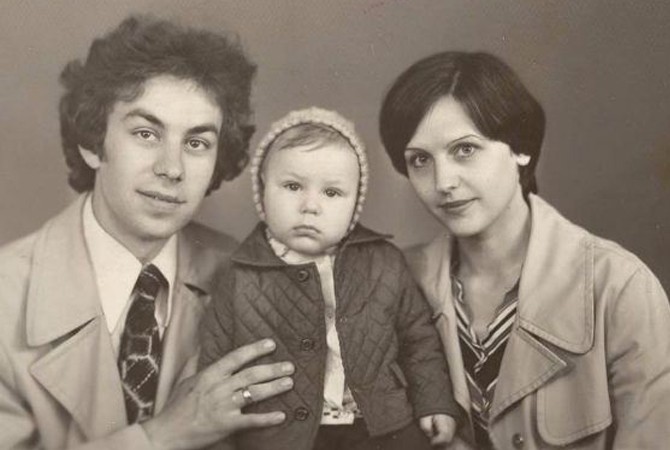 Дмитрий Дюжев в детстве с родителями