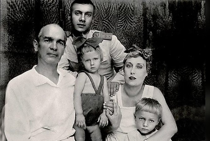Олег Янковский с родителями и братьями.