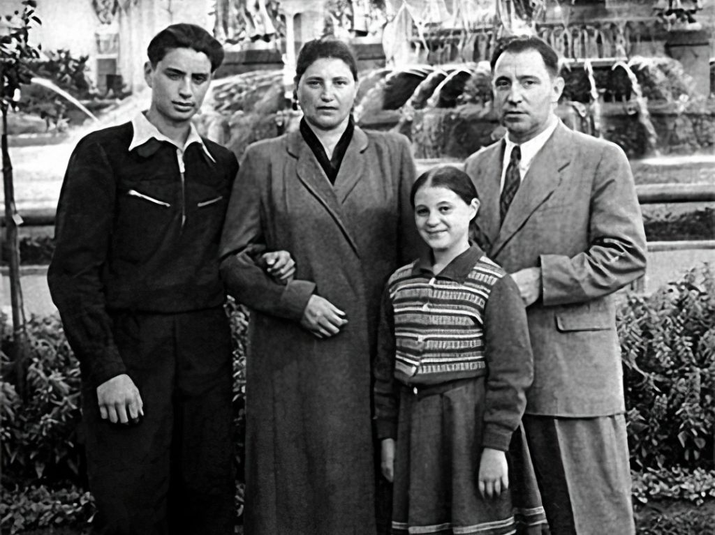 Вениамин Смехов с родителями и сестрой
