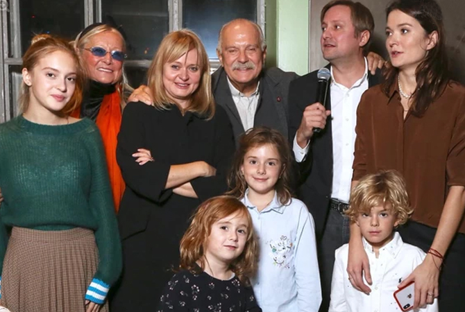 Никита Михалков с женой детьми, внуками